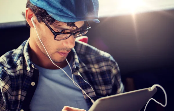 Närbild på mannen med TabletPC och hörlurar — Stockfoto