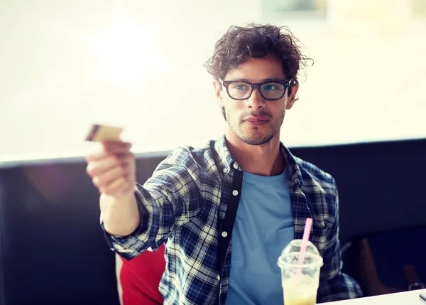 Glücklicher Mann bezahlt mit Kreditkarte im Café — Stockfoto