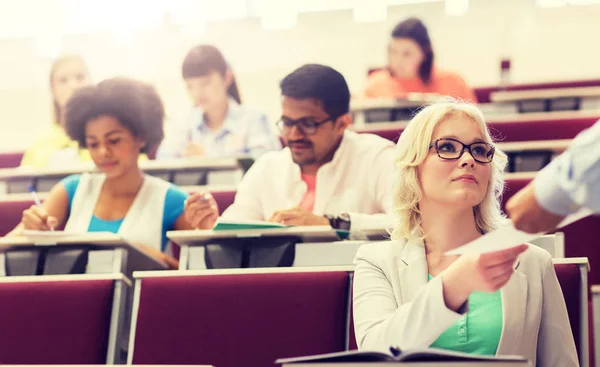 Grupp internationella studenter i föreläsningssalen — Stockfoto