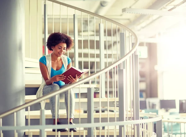 Afryki student dziewczyna czytania książki w bibliotece — Zdjęcie stockowe