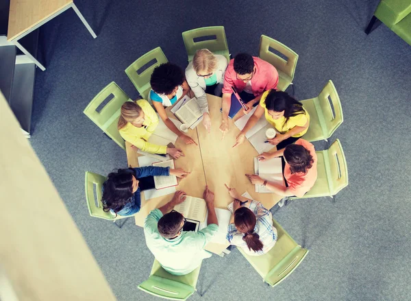 Groep internationale studenten die vinger wijzen — Stockfoto