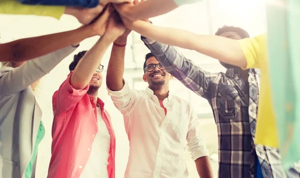 Grupo de estudiantes internacionales haciendo high five —  Fotos de Stock