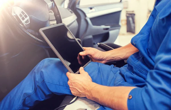 Homem mecânico com tablet pc fazendo o diagnóstico do carro — Fotografia de Stock