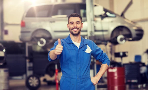 Hombre mecánico auto feliz o herrero en taller de coches — Foto de Stock
