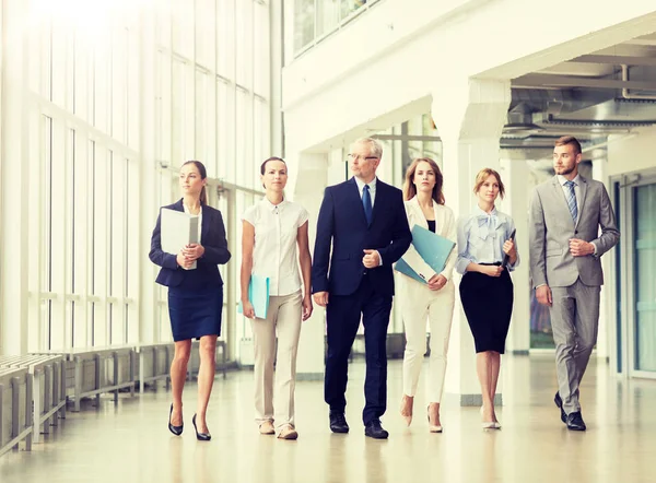 Business people walking along office building — Stock Photo, Image