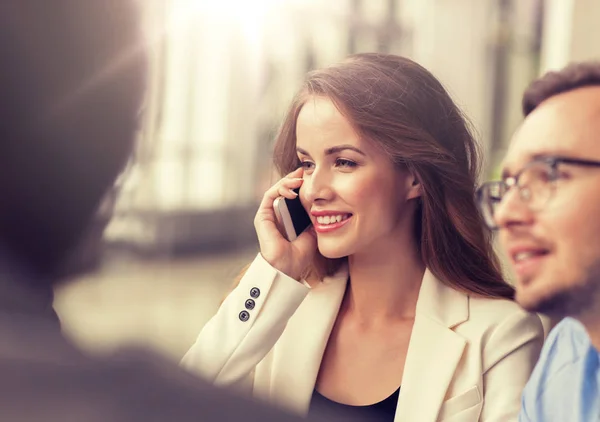 Geschäftsfrau telefoniert im Büro mit Smartphone — Stockfoto