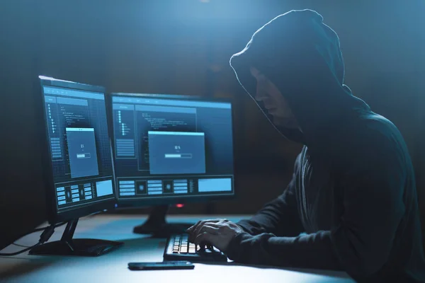 Hackare med förlopps inläsnings fält på datorer — Stockfoto