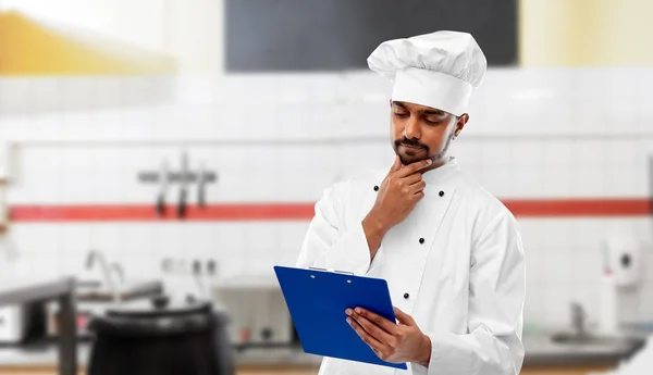 Індійський шеф-кухар з буфером в ресторані кухні — стокове фото