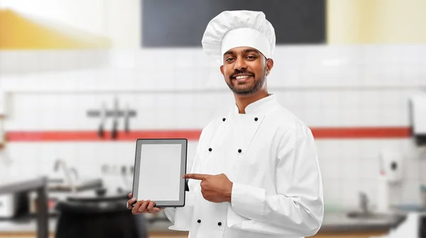 Chef indien avec tablette pc au restaurant cuisine — Photo