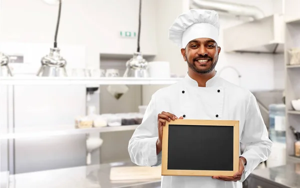 Indyjski kucharz z tablicą w kuchni restauracji — Zdjęcie stockowe