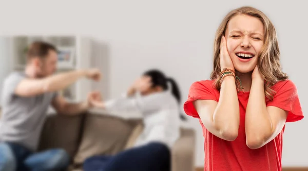 Girl covering ears over her parents having fight — Stock Photo, Image