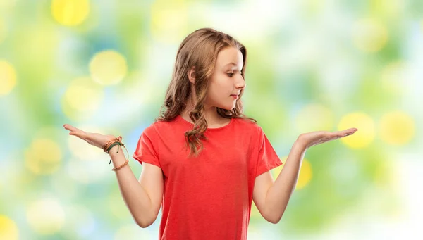 Sorridente adolescente che tiene la mano vuota — Foto Stock