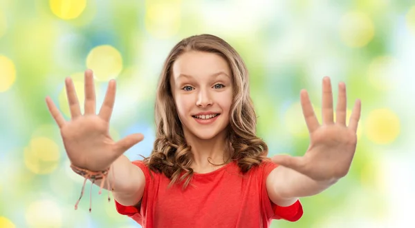 Feliz adolescente chica en rojo camiseta dando alta cinco — Foto de Stock