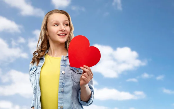 Sorridente ragazza adolescente con il cuore rosso sopra il cielo — Foto Stock