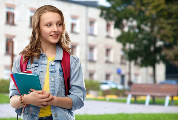 Счастливая улыбающаяся девочка-подросток со школьной сумкой — стоковое фото