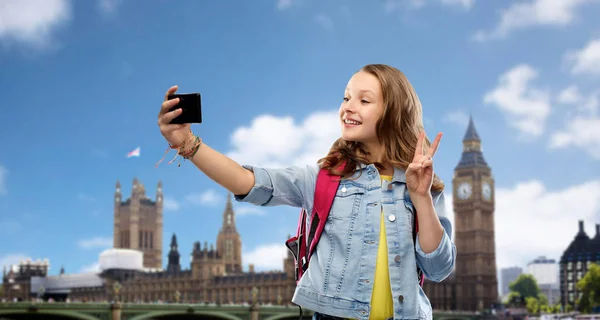 Adolescente estudante menina tomando selfie por Smartphone — Fotografia de Stock