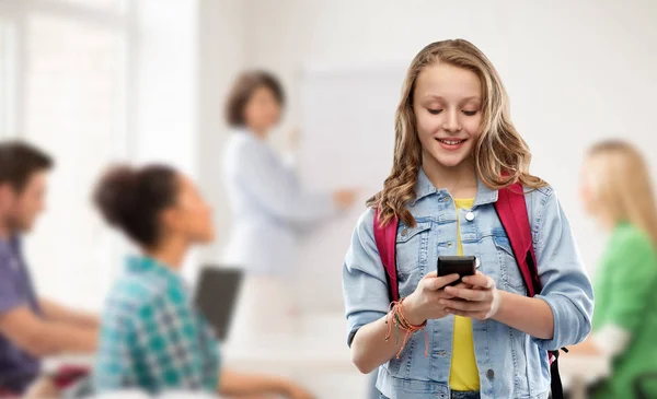 Schülerin mit Schultasche und Smartphone — Stockfoto