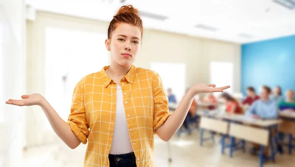 Okulda üzgün kırmızı saçlı öğrenci kız Shrugging — Stok fotoğraf
