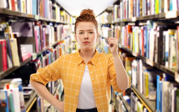 Kütüphanede ciddi Redhead öğrenci kız uyarısı — Stok fotoğraf