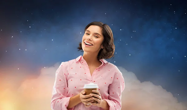 Szczęśliwa młoda kobieta w piżamie z filiżanką kawy — Zdjęcie stockowe