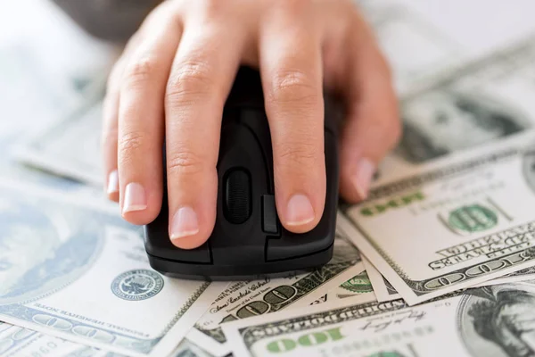 Крупним планом рука з комп'ютерною мишкою на гроші — стокове фото