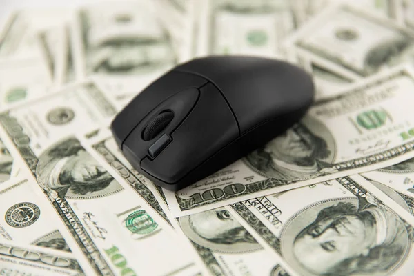 Primo piano del mouse del computer su di noi denaro dollaro — Foto Stock