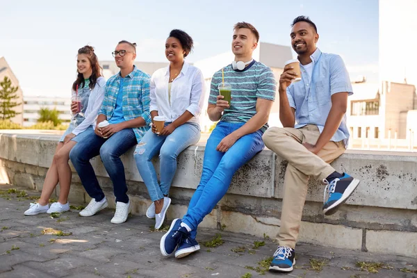 Vrienden drinken koffie en SAP praten in de stad — Stockfoto