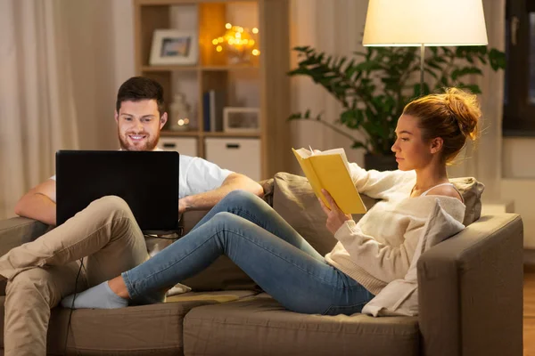 Combineer met laptop en boek thuis — Stockfoto