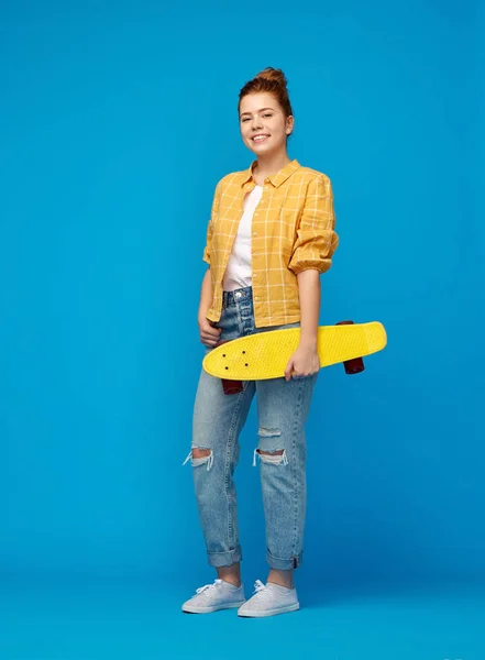 Rood harige tiener meisje met korte skateboard — Stockfoto