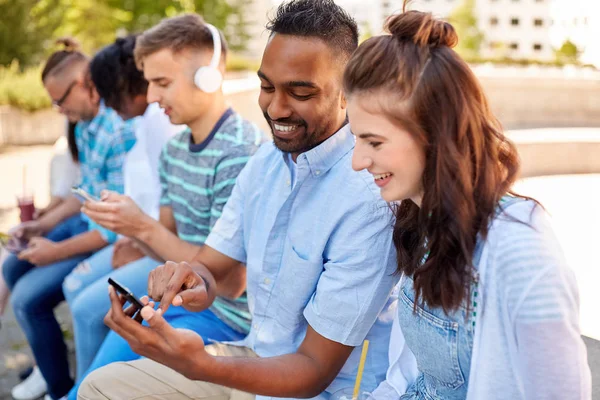 Amigos com smartphones e tablet pc na cidade Fotos De Bancos De Imagens