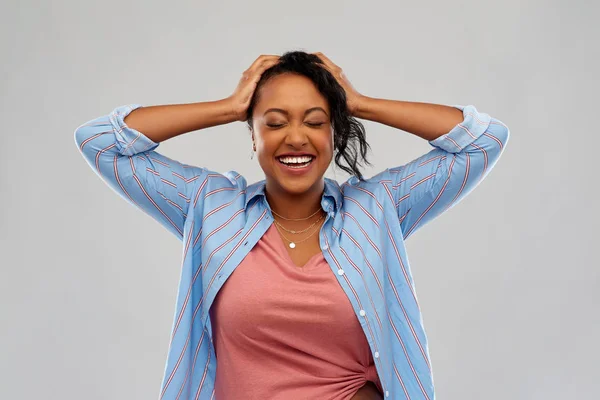 Heureuse afro-américaine femme tenant à sa tête — Photo