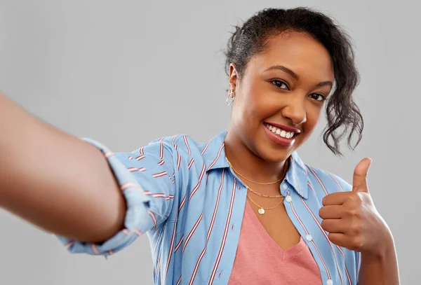 Heureux afro-américain femme prendre selfie — Photo