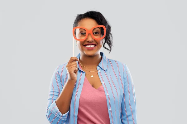 Mujer afro-americana feliz con gafas grandes — Foto de Stock
