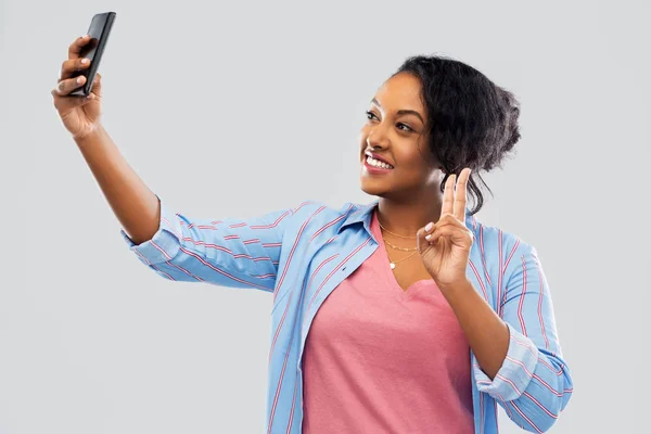 African american woman taking selfie by smartphone — Stock Photo, Image