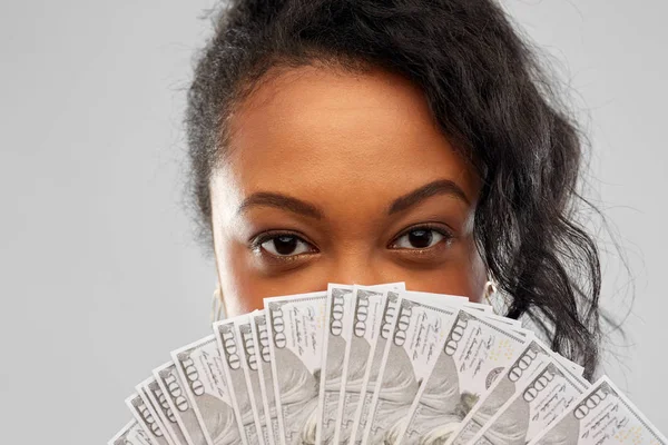 Mujer afroamericana escondiendo la cara detrás del dinero — Foto de Stock