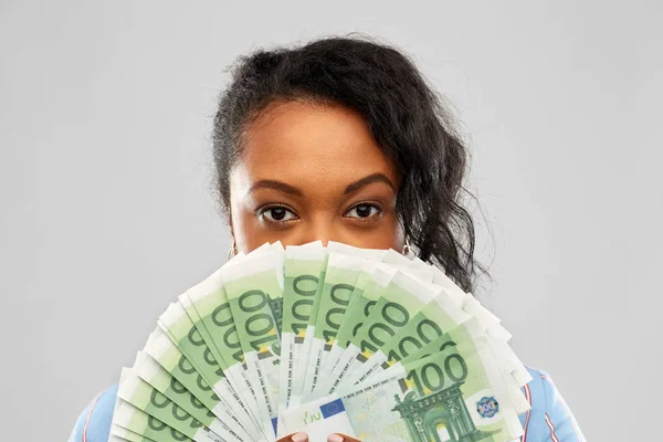 Mujer afroamericana escondiendo la cara detrás del dinero — Foto de Stock