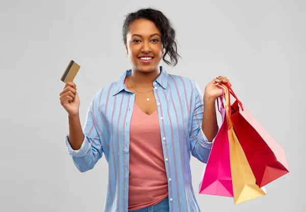 Africká Američanka nakupování kreditní kartou — Stock fotografie