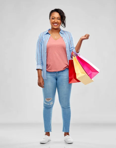 Felice donna afroamericana con borse della spesa — Foto Stock