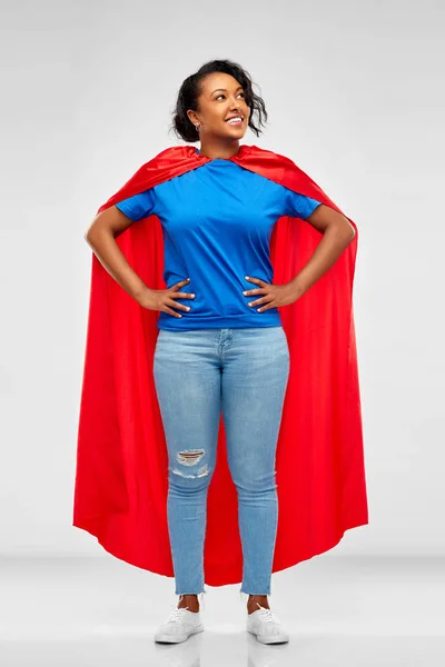 Heureuse femme afro-américaine en cape rouge super-héros — Photo