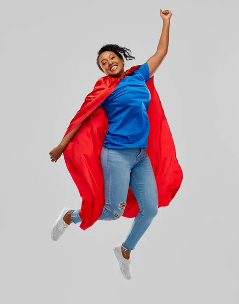 Mujer afroamericana feliz en capa roja de superhéroe —  Fotos de Stock