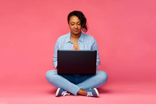快乐的非洲裔美国妇女与笔记本电脑 — 图库照片