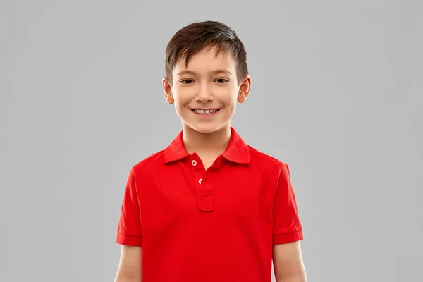 Retrato de menino sorridente em camiseta vermelha — Fotografia de Stock