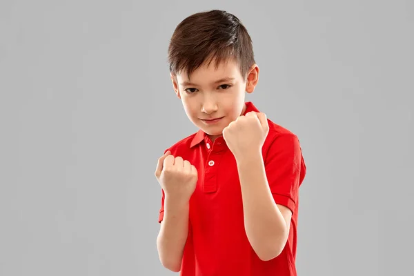 身穿红色 t恤的男孩露出拳头或拳击 — 图库照片