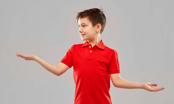 Leende pojke hålla något på tomma händer — Stockfoto