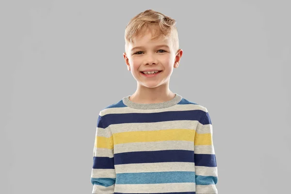 Портрет улыбающегося мальчика в полосатом свитере — стоковое фото