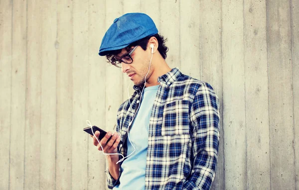 Hombre con auriculares y smartphone escuchando música — Foto de Stock