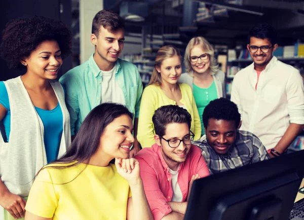 Internationale studenten met computers in de bibliotheek — Stockfoto