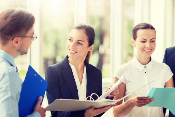 Equipo de negocios con reuniones de carpetas en la oficina — Foto de Stock