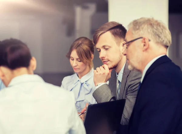 Zakenmensen ontmoeten elkaar in functie — Stockfoto