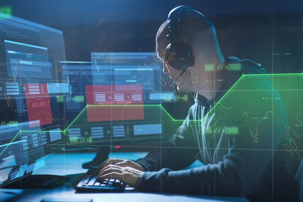 Hacker mit Zugang zu verwehrten Nachrichten auf Computern — Stockfoto